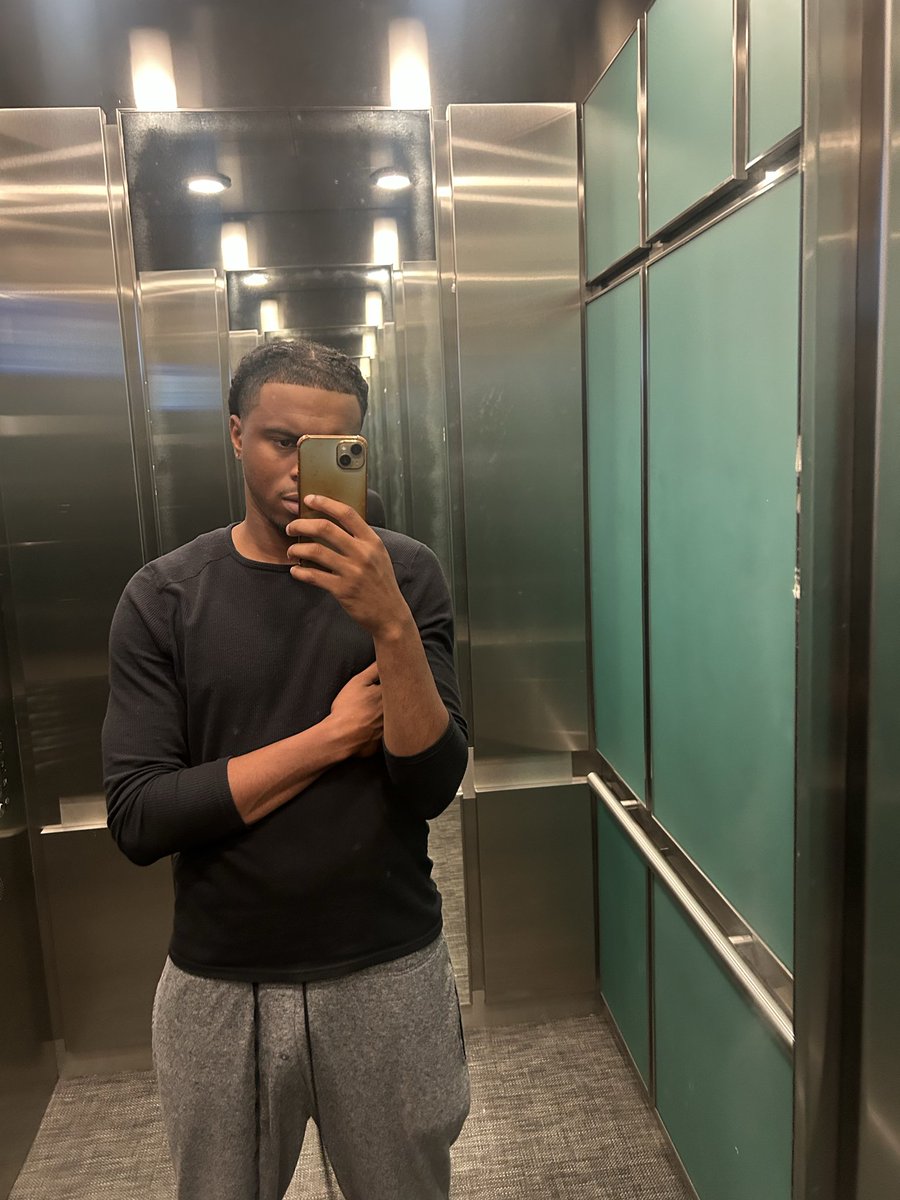 Midni6ghtWiz's tweet image. I wanna network and make friends but I live here 😩#females #latina #white #ebony