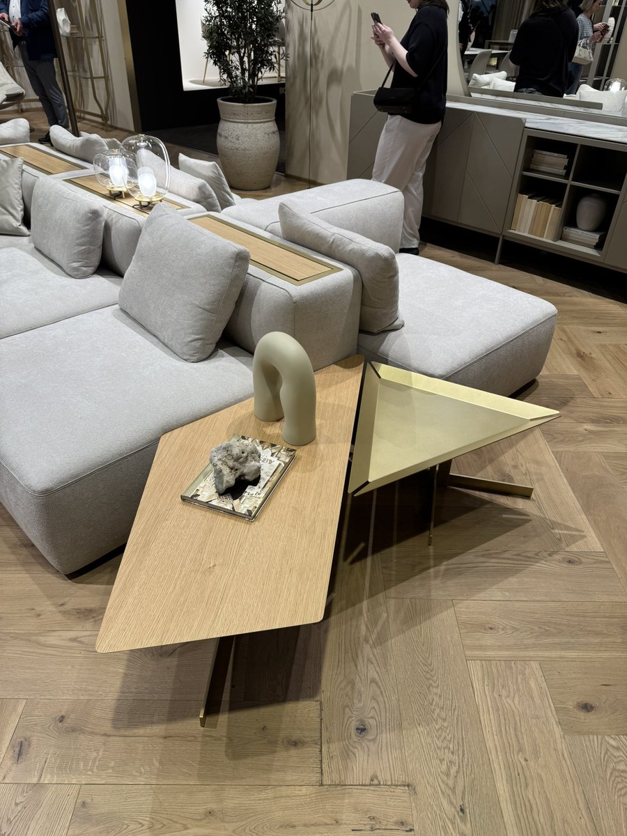 IKstyleKomenda's tweet image. 3.den na výstavě v Miláně.

Méně okázalosti, více atmosféry.
Méně křiku, více detailu.
Méně trendů, více nadčasovosti.

Letos velmi silný ročník.

#Milano #Design #Interier