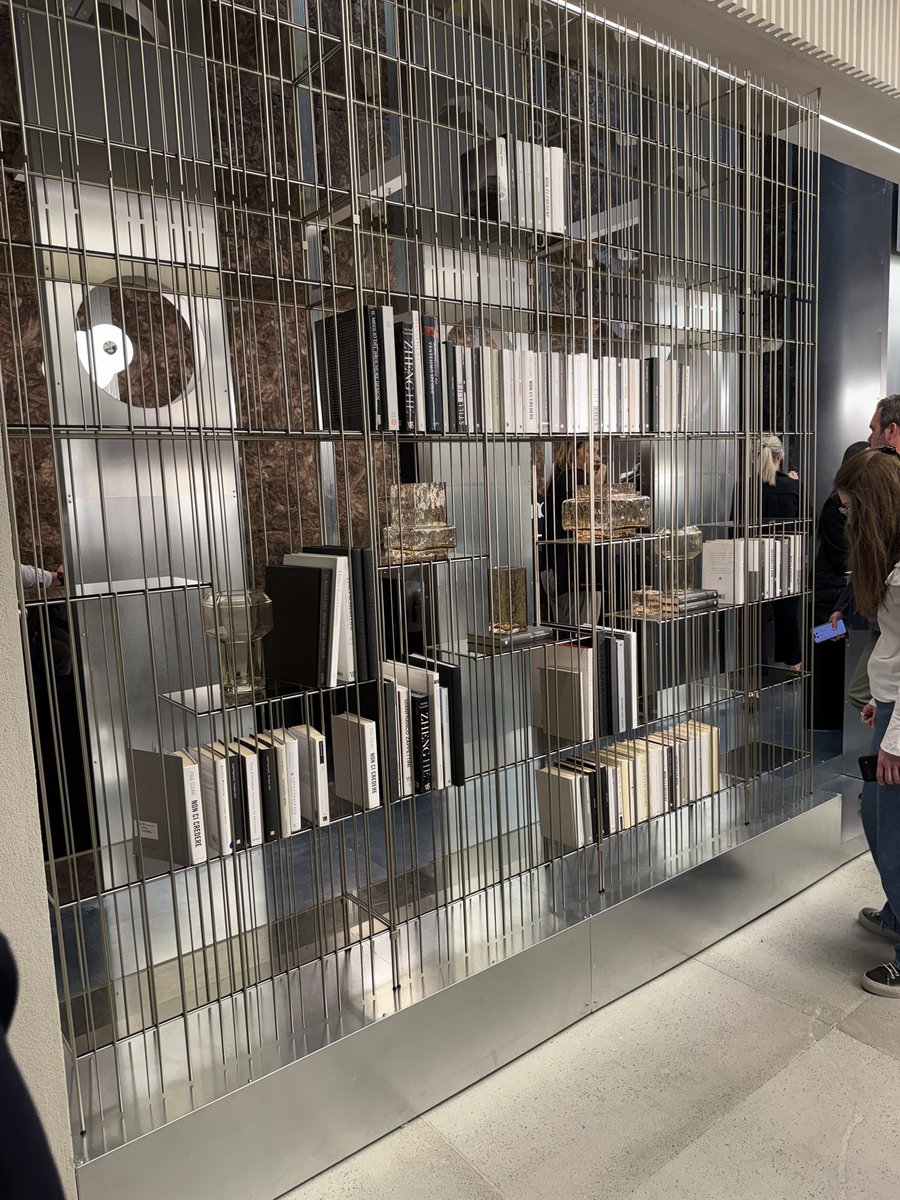 IKstyleKomenda's tweet image. 3.den na výstavě v Miláně.

Méně okázalosti, více atmosféry.
Méně křiku, více detailu.
Méně trendů, více nadčasovosti.

Letos velmi silný ročník.

#Milano #Design #Interier