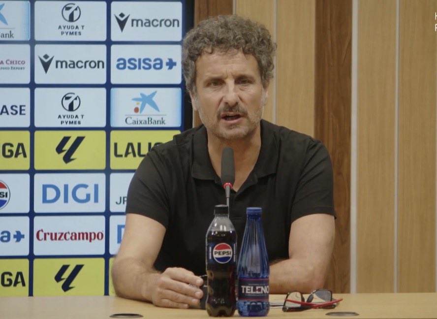 JesusAljama_'s tweet photo. 🗯️Imanol Idiakez, en su presentación como nuevo técnico del Cádiz CF:

"Desde que me llamó Juan no dudé. El martes estaba en mi casa viendo fútbol, y de repente te llama el Cádiz y no se le puede decir que no.

Tenemos un vestuario comprometido. Absolutamente convencido de que vamos a conseguirlo. Hay un grupo competente que lo quiere sacar adelante.

‼️Le mandé un mensaje a Lucas cuando fichó por el Cádiz y no hemos vuelto a hablar. Mi llegada al Cádiz ha tenido que ver con Juan Cala y el presi".