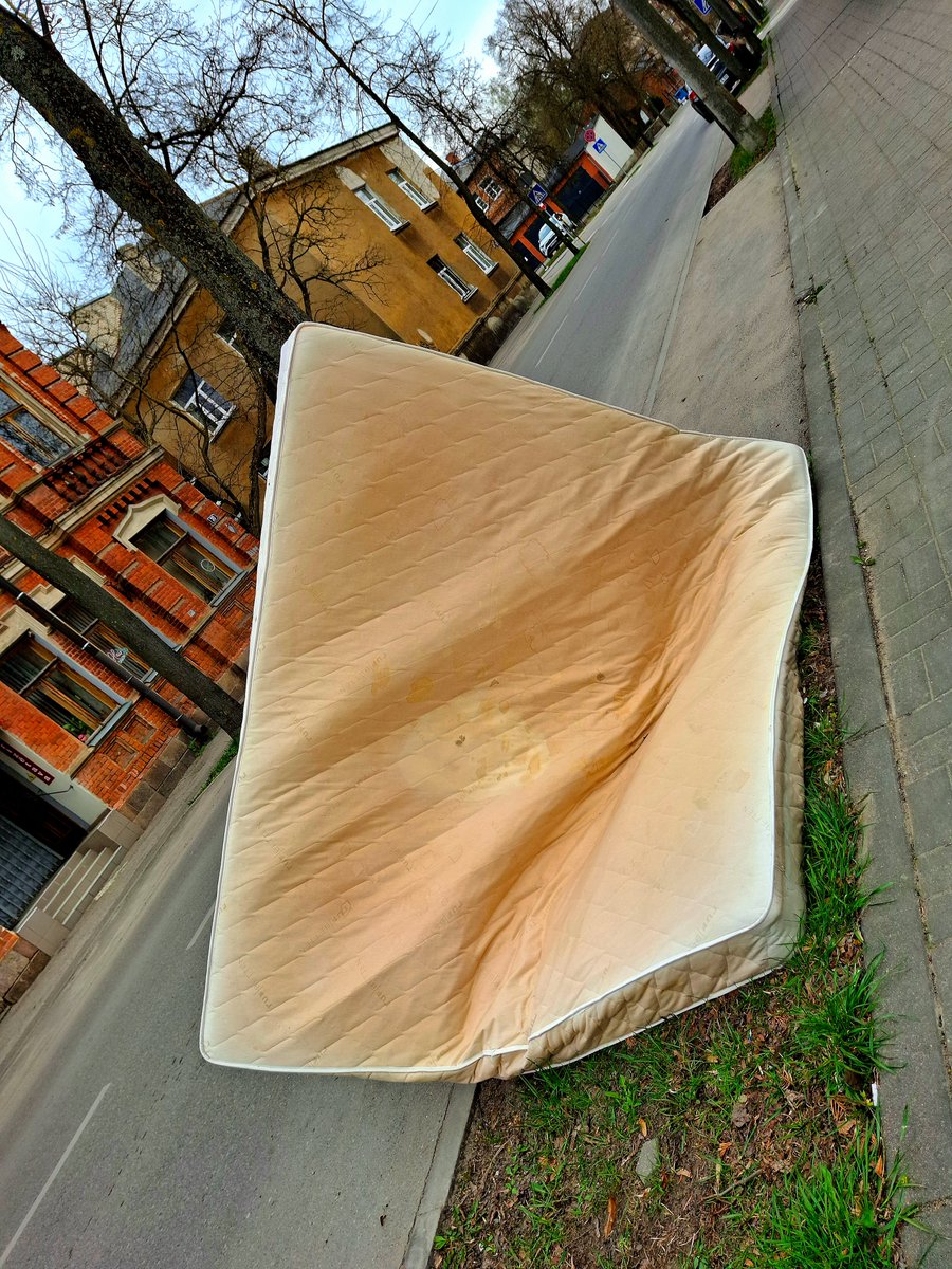 NoiInLettonia's tweet image. ‼️Offerta Imperdibile‼️ Esclusivo Materasso Ibrido SmartCool, tecnologia Hybrid Twin HD tessuto CoolNight 😂
Ecco come in Lettonia si rispetta la differenziata👎
#NoiInLettonia #Differenziata #Ecologia #Lettonia #Latvia #BreakingNews #News #AbbandonoDiRifiuti