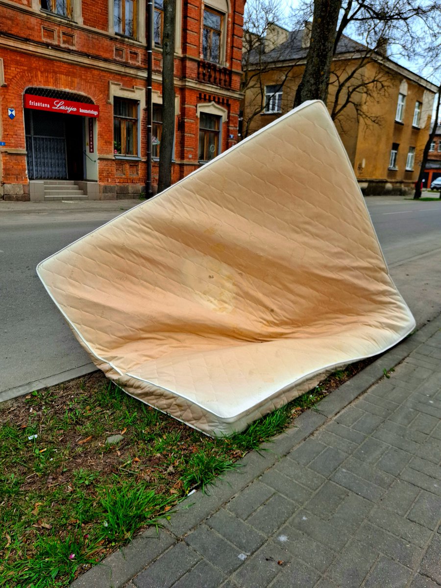 NoiInLettonia's tweet image. ‼️Offerta Imperdibile‼️ Esclusivo Materasso Ibrido SmartCool, tecnologia Hybrid Twin HD tessuto CoolNight 😂
Ecco come in Lettonia si rispetta la differenziata👎
#NoiInLettonia #Differenziata #Ecologia #Lettonia #Latvia #BreakingNews #News #AbbandonoDiRifiuti