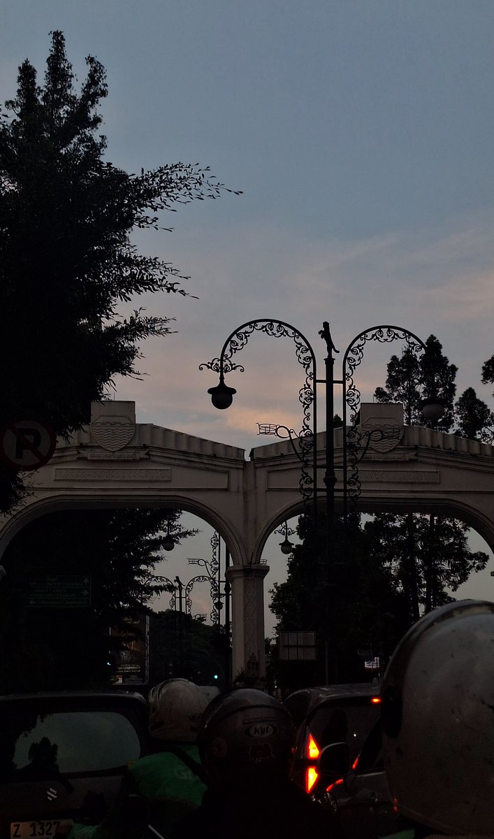 april jual kripik kuda lumping 🦖 tweet media