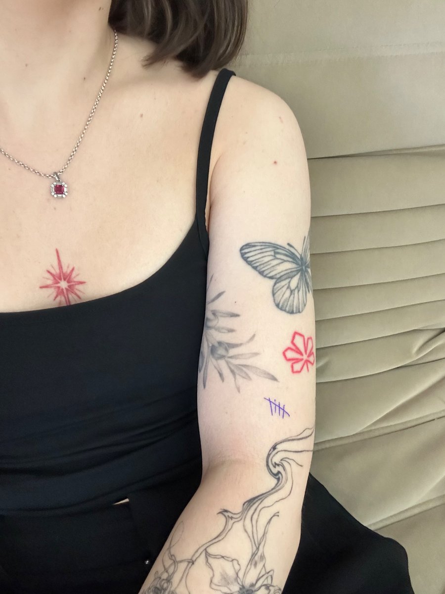 guess whaaat 
officially part of the 5sos tally gang