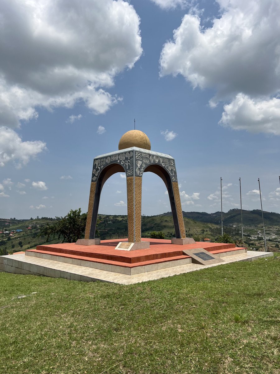 Namanyaluc's tweet image. The Biharwe Eclipse Monument sits just outside Mbarara City. It’s a striking structure marking the exact spot where a total solar eclipse was visible on June 30, 1954. 

It’s a small but significant tourist stop and educational site. 

#GoldenPosts
#VisitUganda
#ExploreUganda