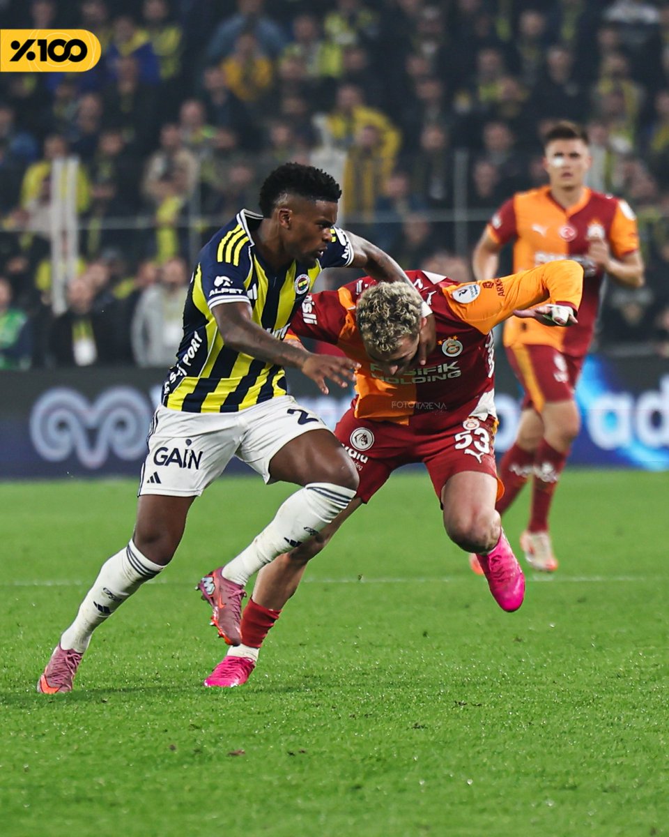 Galatasaray-Fenerbahçe maçının hakemi Yasin Kol'un, ligin ilk yarısında oynanan maçta Barış Alper Yılmaz’ın faul yaptığına karar verdiği bir pozisyon. #yüzdeyüz