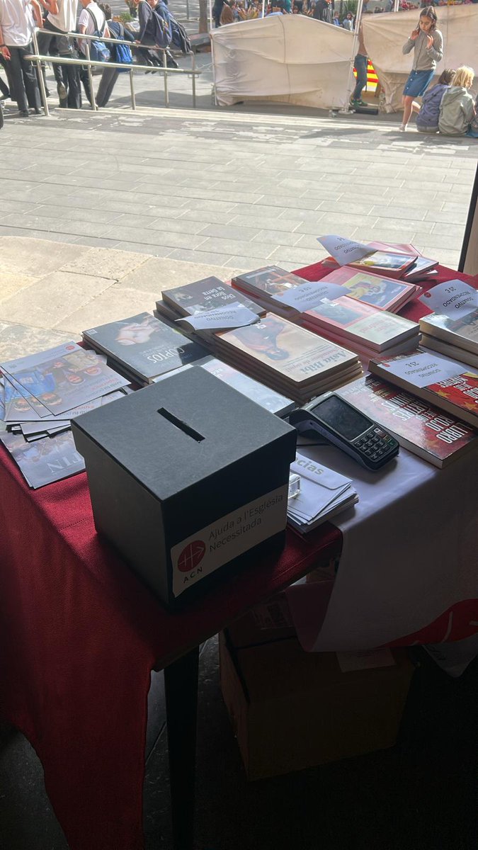 AyudaIglesNeces's tweet image. 👉Celebrando #SantJordi 🌹📘 en favor de los #cristianosperseguidos

Nuestra compañeras de la delegación de #Barcelona están hoy en la Parroquia de San Vicenç de Sarrià. ¡Gracias a los que habéis colaborado! Y podéis seguir haciéndolo hasta esta tarde, en la misa de 20:00h