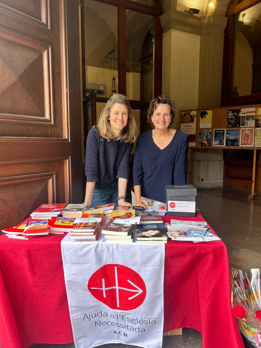AyudaIglesNeces's tweet image. 👉Celebrando #SantJordi 🌹📘 en favor de los #cristianosperseguidos

Nuestra compañeras de la delegación de #Barcelona están hoy en la Parroquia de San Vicenç de Sarrià. ¡Gracias a los que habéis colaborado! Y podéis seguir haciéndolo hasta esta tarde, en la misa de 20:00h