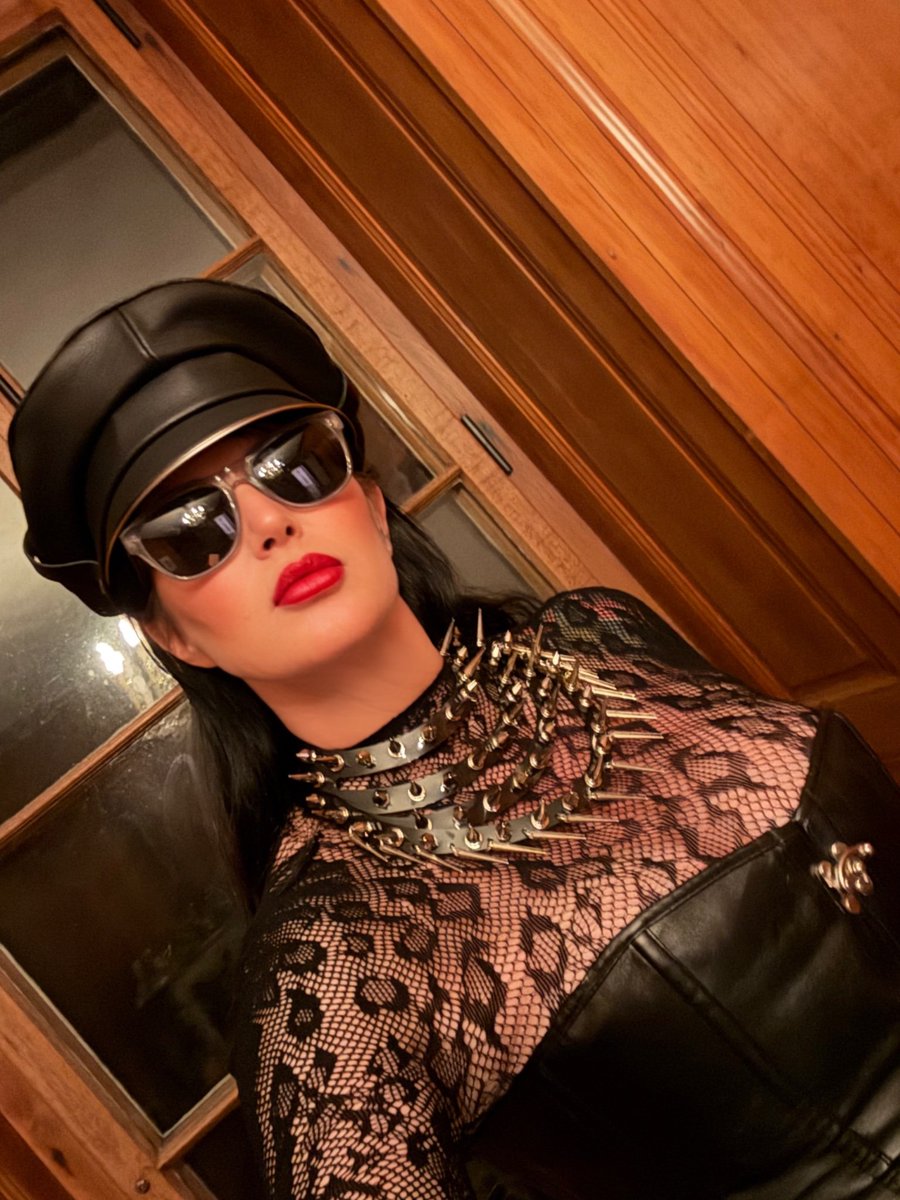 PrinceCharme5's tweet photo. Muir cap and sunglasses. Perfect Duo. Perfect match 
#muircap #cap #sunglasses #redlips #leather #leathercap 
@Empress_Morgana https://t.co/OtA4I1mm1o