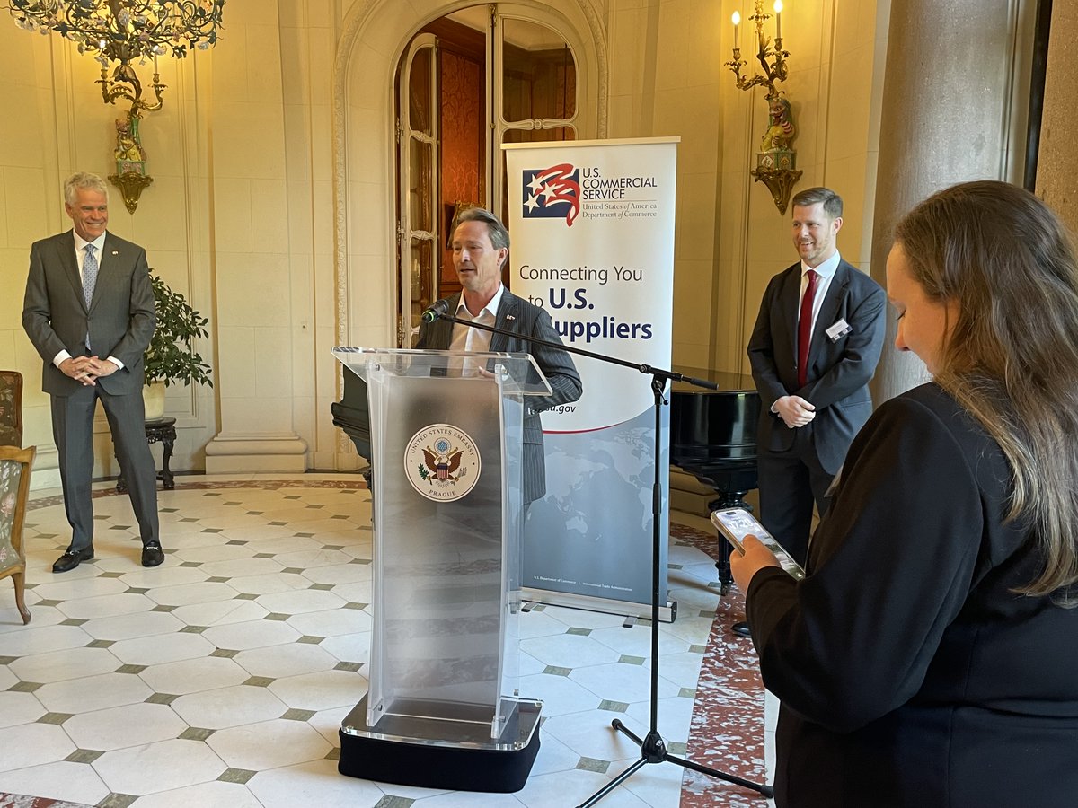 USEmbassyPrague's tweet photo. Mise Americko-české obchodní rady je zpět v Praze již po osmé! Delegace předních představitelů amerického průmyslu přijela projednat konkrétní kroky, které posunou naši vzájemnou spolupráci na novou úroveň. Od špičkových technologií ve zdravotnictví až po nejmodernější systémy v obranném průmyslu – cílem jsou inovace, které přinesou výsledky oběma stranám.