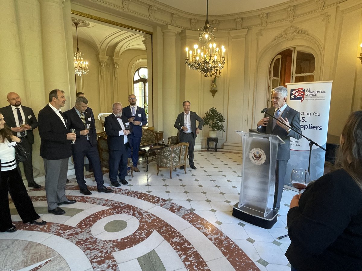 USEmbassyPrague's tweet photo. Mise Americko-české obchodní rady je zpět v Praze již po osmé! Delegace předních představitelů amerického průmyslu přijela projednat konkrétní kroky, které posunou naši vzájemnou spolupráci na novou úroveň. Od špičkových technologií ve zdravotnictví až po nejmodernější systémy v obranném průmyslu – cílem jsou inovace, které přinesou výsledky oběma stranám.