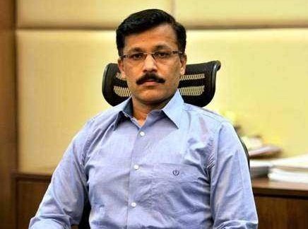 21 साल में 24वीं बार ट्रांसफर.

ये सिर्फ एक आंकड़ा नहीं है, ये सिस्टम से टकराने की कीमत है।

तुकाराम मुंढे उन गिने-चुने अफसरों में हैं जो नियमों से समझौता नहीं करते। जहां भी गए - फर्जी सर्टिफिकेट, भ्रष्टाचार और लापरवाही पर सीधे कार्रवाई की।

नतीजा? बार-बार ट्रांसफर।

लेकिन सच ये