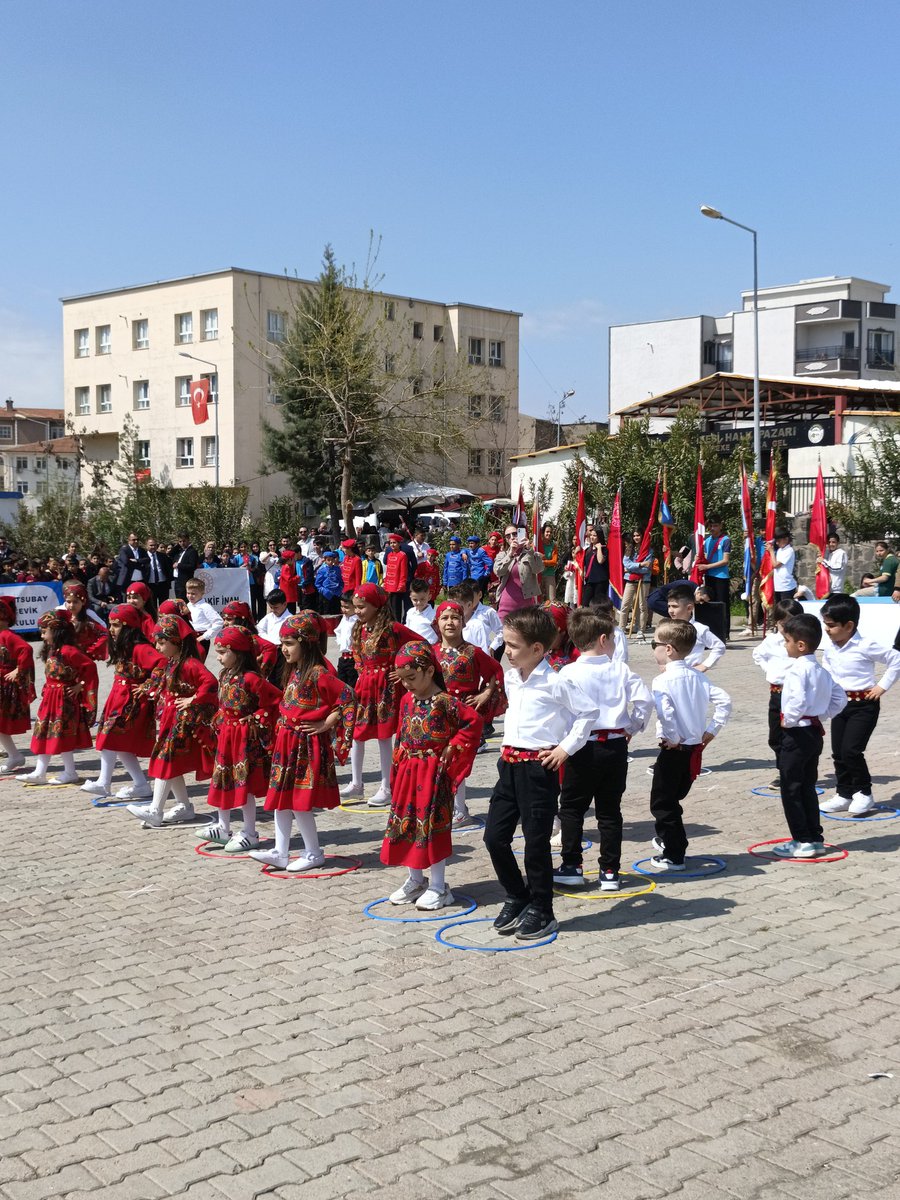 idil_ilcemem's tweet photo. EGEMENLİK KAYITSIZ ŞARTSIZ MİLLETİN, GELECEK ÇOCUKLARINDIR!

​23 Nisan Ulusal Egemenlik ve Çocuk Bayramı, İlçe Kaymakamımız Sayın Anıl ADIGÜZEL ve İlçe Milli Eğitim Müdürümüz Sayın Mehmet Şirin ARSLAN’ın teşrifleri, protokol üyelerimiz ve halkımızın yoğun ilgisi eşliğinde büyük bir coşkuyla gerçekleştirildi.

​Eğitim vizyonumuzun merkezine çocuk sevgisini ve gelişimini koyarak, "Maarifin Kalbinde Çocuk" temasıyla evlatlarımızın bayram sevincini hep birlikte paylaştık. Yarınlarımızın mimarı olan çocuklarımızın Milli Egemenlik Bayramı kutlu olsun! 

@sirnakvaliligi 
@birolekici73 
@hkncrt1
@sirnakmem73
@idilKymkmlk
@meh_sirarslan
