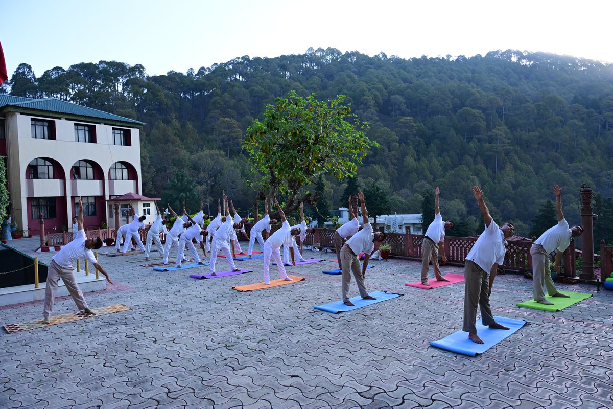 SSBFTRRANIKHET's tweet image. “100 दिन योग अभियान” के अंतर्गत  जवानों ने योगाभ्यास को अपनी दिनचर्या का हिस्सा बनाया है। इससे न केवल शारीरिक स्वास्थ्य में सुधार हुआ है, बल्कि मानसिक एकाग्रता और अनुशासन भी सुदृढ़ हुआ है।
@SSB_INDIA
 #YogaForHealth
 #MentalToughness
 #DailyYoga 
 #HealthyIndia 
#YogaForPeace