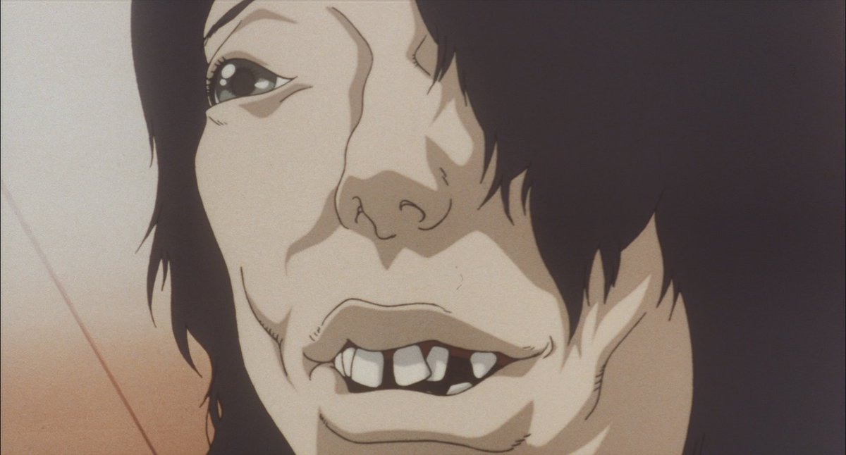 今敏監督の映画『パーフェクトブルー』では主人公の女性アイドルに対して登場する男性キャラクターが皆んなリアルに醜く描かれています。彼女たちが日々浴びている男たちの気色の悪い眼差しを映画を見てる観客にも味わわせることで、観客を主人公と一体化し、そして主人公と一緒に崩壊させていきます。