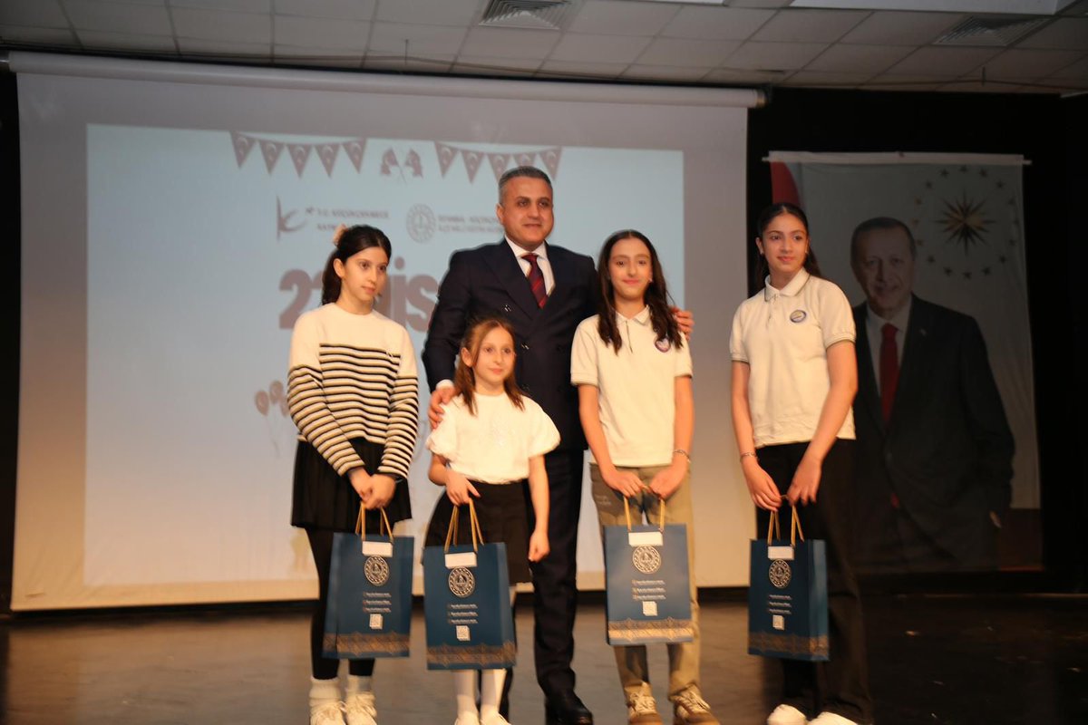 KcekmeceKymklik's tweet photo. 23 Nisan Ulusal Egemenlik ve Çocuk Bayramı, Kaymakamımız Mustafa ANTEPLİOĞLU, kıymetli protokol üyelerimiz, vatandaşlarımız ve sevgili öğrencilerimizin yoğun katılımıyla büyük bir coşku ve gurur içinde kutlandı. 🇹🇷

@anteplioglu76 https://t.co/dkTs9vbrfT