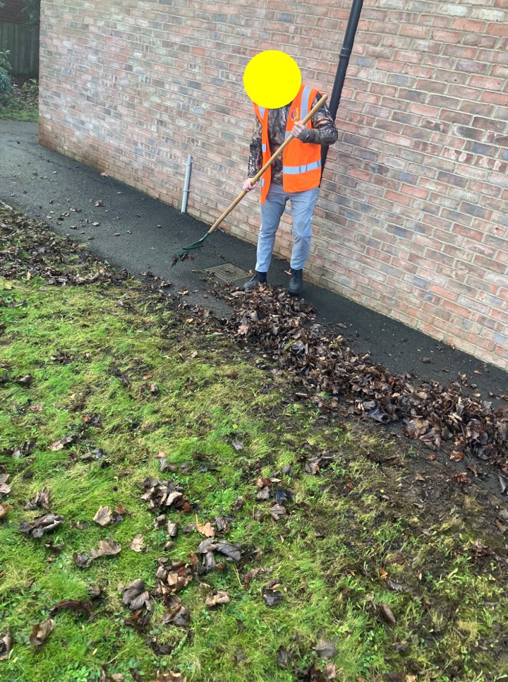 NEPS_Payback's tweet photo. Great feedback received from the Church Warden at All Saints Church, Stockton.

People on Probation have been maintaining this site by clearing the pathways of leaves, cutting back overgrown vegetation and preparing the fence for painting.

#CommunityPayback #ProbationNorthEast https://t.co/Iy5ixFtAkU