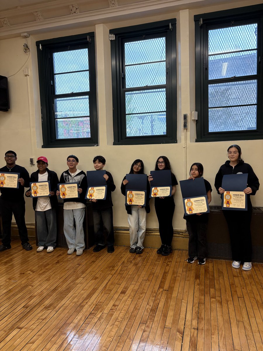 PrincipalMota's tweet image. Amazing time celebrating our #IS171 🧲 students at our Honor Roll dinner 🙌🏼 Our #scholars are reaching for the ⭐️ @NYCSchools @DOEChancellor @NYCDistrict19