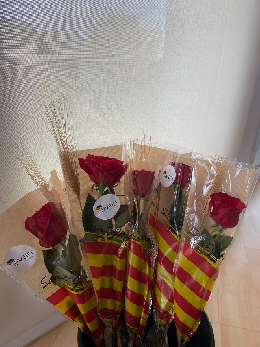 ilimit's tweet photo. Avui a Ilimit hem celebrat Sant Jordi🌹

Aquest any col·laborem amb la Fundació @avanamics, que ofereix teràpies de neurorehabilitació a persones amb malalties neurològiques.

Hem compartit les seves roses i una estona plegats❤️

Feliç Sant Jordi a tothom!🌹🐉📖

#SantJordi #AVAN https://t.co/kd9XYTNmpX