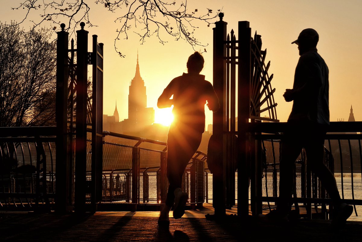 GaryHershorn's tweet image. The sun rises behind the Empire State Building and Chrysler Building in New York City, seen from along the Hudson River in Hoboken NJ, Thursday morning #newyorkcity #nyc #newyork #sunrise @empirestatebldg #hoboken