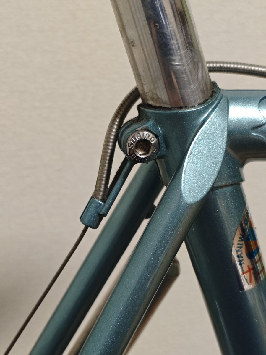 kinnan_dsfewaf's tweet photo. アウターを受け止めるシートピンのこの部品を「松葉」と言うらしい。
ここを溶接部品で処理されてるのは手のかかったオーダーフレームならではだと思う。他シートステーに同等の機能の部品を直付けしてるとかもある��
マスプロ車は別体の部品をシートピンで共締めしてる https://t.co/uKG3RTKPWB