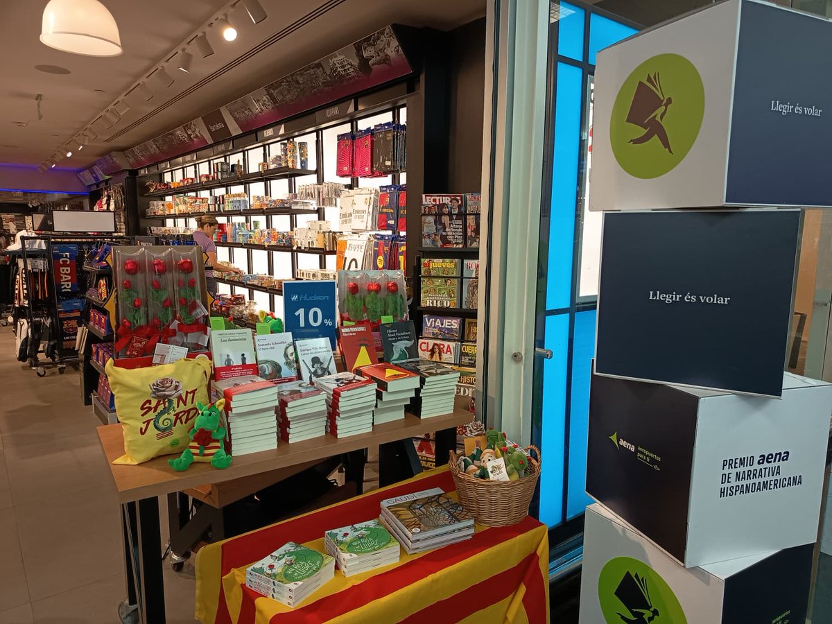 aena's tweet image. 🌹📚 Sant Jordi despega desde el #Aeropuerto Josep Tarradellas #Barcelona-#ElPrat
 
🏆 Las obras ganadora y finalistas del #PremioAenadeNarrativa Hispanoamericana son protagonistas en nuestras librerías, acompañando a los pasajeros en su camino hacia el embarque.
 
✈️ Hoy puedes