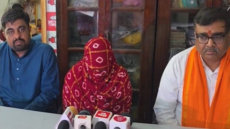 ‘मैं मंदिर ले जाने के पैसे नहीं लेता’ कहकर रिक्शा चालक जुबैर ने फँसाया

घर में घुसकर किया रेप

पढ़िए राजकोट की हिंदू पीड़िता की आपबीती

<a href="/journolinc/">Lincoln Sokhadia</a> की ग्राउंड रिपोर्ट

hindi.opindia.com/national/zubai…