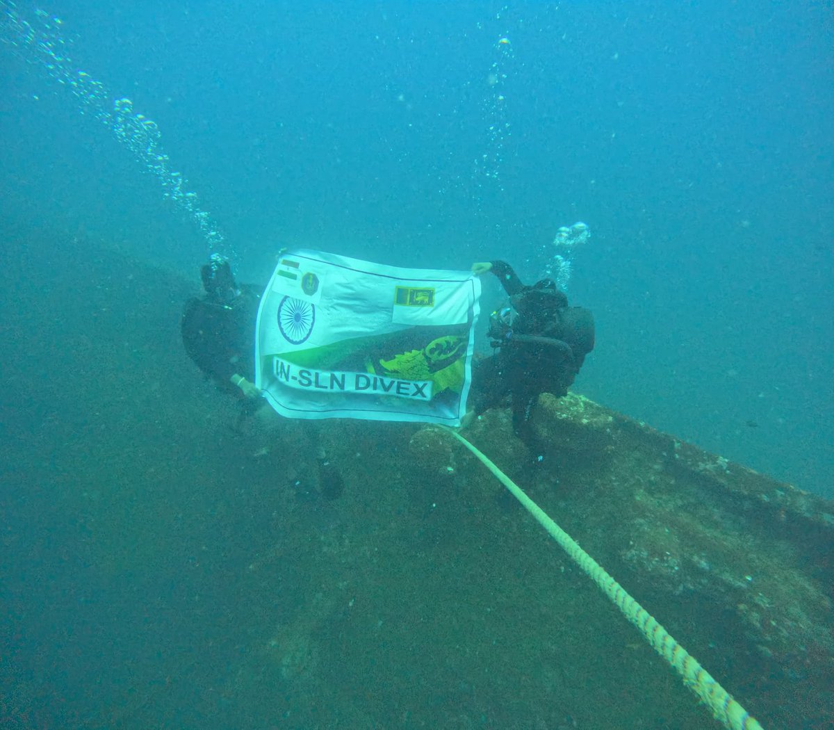 indiannavy's tweet image. ⚓ 𝐈𝐍–𝐒𝐋𝐍 𝐃𝐈𝐕𝐄𝐗 𝟐𝟔
 🇮🇳🤝🇱🇰

4th India-Sri Lanka Diving Exercise underway at #Colombo is reinforcing strong #MaritimeCooperation and professional camaraderie.

Mixed-gas dives off Colombo highlighted precision, skill, and seamless #Interoperability beneath the waves.