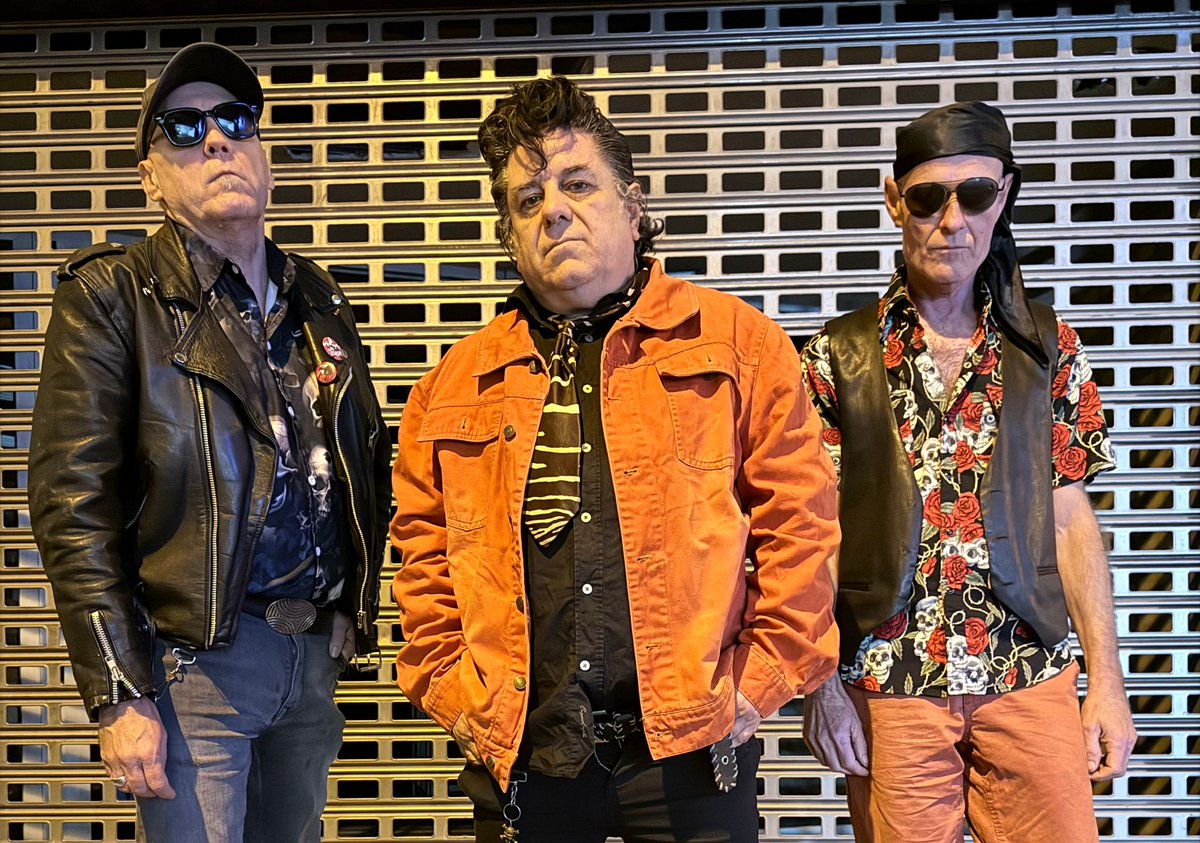 RocketCarabanch's tweet photo. Para los súper fans musicofagos de Lobos Negros podéis conseguir a precio de oferta los últimos vinilos de la banda, 14,90€ + regalo de popster y popstal. 

#vinilos #Música #rockers #psychobilly #rockabilly https://t.co/M3lhTioBA2