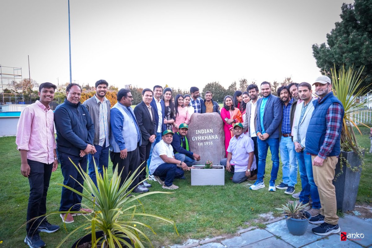 CSM_NRIBRSUK's tweet photo. #GreenIndiaChallenge #IgnitingMinds
#TAUKLondon #JSK
పర్యావరణ ప్రేమికుడు, మాజీ ఎంపీ సంతోష్ కుమార్ తో కలిసి లండన్ లో మొక్కలు నాటడం గొప్ప అనుభూతి
- సుప్రజ పులుసు, టాక్ ప్రధాన కార్యదర్శి
లండన్ : గ్లోబల్ గ్రీన్ ఐకాన్ అవార్డును అందుకోవడానికి లండన్ విచ్చేసిన గ్రీన్ ఇండియా ఛాలెంజ్ వ్యవస్థాపకులు, మాజీ ఎంపీ సంతోష్ కుమార్ మరియు వారి సతీమణి రోహిణి గార్ల తో కలిసి టాక్ కార్యవర్గ సభ్యులు మొక్కలు నాటడం చాలా స్ఫూర్తినిచ్చిందని టాక్ ప్రధాన కార్యదర్శి సుప్రజ పులుసు తెలిపారు.
ప్రకృతిని ప్రేమించడం, మొక్కలను నాటడాన్ని ఒక బాధ్యతగా మార్చిన మాజీ ఎంపీ సంతోష్ కుమార్ కృషికి ఈ పురస్కారం దక్కడం పట్ల తెలంగాణ అస్సోసియేషన్ అఫ్ యునైటెడ్ కింగ్డమ్ (టాక్) హర్షం వ్యక్తం చేస్తుందని, ఇది యావత్ భారత దేశానికే గర్వకారణమని సుప్రజ పులుసు తెలిపారు.
ఎన్నో సందర్భాల్లో తెలంగాణ అస్సోసియేషన్ అఫ్ యునైటెడ్ కింగ్డమ్ (టాక్) సభ్యులంతా గ్రీన్ ఇండియా ఛాలెంజ్ లో బాగస్వాములమవుతున్నామని, ఇక ముందు కూడా అదే స్పూర్తితో పర్యావరణ స్పృహను పెంపొందించడంలో టాక్ బాధ్యత వహిస్తుందని సుప్రజ పులుసు తెలిపారు.
ఈ కార్యక్రమంలో మాజీ ఎంపీ సంతోష్ కుమార్ గారితో పాటు, గ్రీన్ ఇండియా ఛాలెంజ్ కో -ఫౌండర్ రాఘవ, ఇగ్నీట్ మైండ్స్ సంస్థ డైరెక్టర్ కరుణాకర్ రెడ్డి, నవీన్ రెడ్డి, సుప్రజ పులుసు, సురేష్ బుడగం, శ్రీకాంత్ జెల్లా, అశోక్,స్వాతి, జాహ్నవి, గణేష్,రవి రేతినేని,క్రాంతి, హరి, రవి పులుసు, సత్య మూర్తి చిలుముల , సత్యపాల్, స్నేహ, నిఖిల్ తదితరులు పాల్గొన్న వారిలో ఉన్నారు.