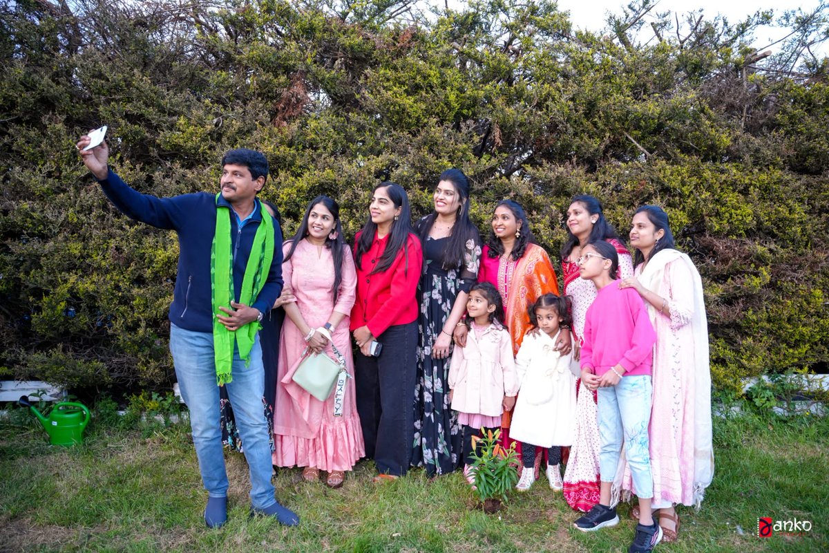 CSM_NRIBRSUK's tweet photo. #GreenIndiaChallenge #IgnitingMinds
#TAUKLondon #JSK
పర్యావరణ ప్రేమికుడు, మాజీ ఎంపీ సంతోష్ కుమార్ తో కలిసి లండన్ లో మొక్కలు నాటడం గొప్ప అనుభూతి
- సుప్రజ పులుసు, టాక్ ప్రధాన కార్యదర్శి
లండన్ : గ్లోబల్ గ్రీన్ ఐకాన్ అవార్డును అందుకోవడానికి లండన్ విచ్చేసిన గ్రీన్ ఇండియా ఛాలెంజ్ వ్యవస్థాపకులు, మాజీ ఎంపీ సంతోష్ కుమార్ మరియు వారి సతీమణి రోహిణి గార్ల తో కలిసి టాక్ కార్యవర్గ సభ్యులు మొక్కలు నాటడం చాలా స్ఫూర్తినిచ్చిందని టాక్ ప్రధాన కార్యదర్శి సుప్రజ పులుసు తెలిపారు.
ప్రకృతిని ప్రేమించడం, మొక్కలను నాటడాన్ని ఒక బాధ్యతగా మార్చిన మాజీ ఎంపీ సంతోష్ కుమార్ కృషికి ఈ పురస్కారం దక్కడం పట్ల తెలంగాణ అస్సోసియేషన్ అఫ్ యునైటెడ్ కింగ్డమ్ (టాక్) హర్షం వ్యక్తం చేస్తుందని, ఇది యావత్ భారత దేశానికే గర్వకారణమని సుప్రజ పులుసు తెలిపారు.
ఎన్నో సందర్భాల్లో తెలంగాణ అస్సోసియేషన్ అఫ్ యునైటెడ్ కింగ్డమ్ (టాక్) సభ్యులంతా గ్రీన్ ఇండియా ఛాలెంజ్ లో బాగస్వాములమవుతున్నామని, ఇక ముందు కూడా అదే స్పూర్తితో పర్యావరణ స్పృహను పెంపొందించడంలో టాక్ బాధ్యత వహిస్తుందని సుప్రజ పులుసు తెలిపారు.
ఈ కార్యక్రమంలో మాజీ ఎంపీ సంతోష్ కుమార్ గారితో పాటు, గ్రీన్ ఇండియా ఛాలెంజ్ కో -ఫౌండర్ రాఘవ, ఇగ్నీట్ మైండ్స్ సంస్థ డైరెక్టర్ కరుణాకర్ రెడ్డి, నవీన్ రెడ్డి, సుప్రజ పులుసు, సురేష్ బుడగం, శ్రీకాంత్ జెల్లా, అశోక్,స్వాతి, జాహ్నవి, గణేష్,రవి రేతినేని,క్రాంతి, హరి, రవి పులుసు, సత్య మూర్తి చిలుముల , సత్యపాల్, స్నేహ, నిఖిల్ తదితరులు పాల్గొన్న వారిలో ఉన్నారు.