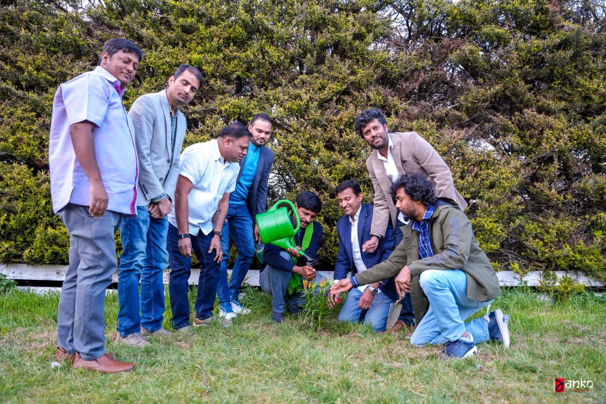 CSM_NRIBRSUK's tweet photo. #GreenIndiaChallenge #IgnitingMinds
#TAUKLondon #JSK
పర్యావరణ ప్రేమికుడు, మాజీ ఎంపీ సంతోష్ కుమార్ తో కలిసి లండన్ లో మొక్కలు నాటడం గొప్ప అనుభూతి
- సుప్రజ పులుసు, టాక్ ప్రధాన కార్యదర్శి
లండన్ : గ్లోబల్ గ్రీన్ ఐకాన్ అవార్డును అందుకోవడానికి లండన్ విచ్చేసిన గ్రీన్ ఇండియా ఛాలెంజ్ వ్యవస్థాపకులు, మాజీ ఎంపీ సంతోష్ కుమార్ మరియు వారి సతీమణి రోహిణి గార్ల తో కలిసి టాక్ కార్యవర్గ సభ్యులు మొక్కలు నాటడం చాలా స్ఫూర్తినిచ్చిందని టాక్ ప్రధాన కార్యదర్శి సుప్రజ పులుసు తెలిపారు.
ప్రకృతిని ప్రేమించడం, మొక్కలను నాటడాన్ని ఒక బాధ్యతగా మార్చిన మాజీ ఎంపీ సంతోష్ కుమార్ కృషికి ఈ పురస్కారం దక్కడం పట్ల తెలంగాణ అస్సోసియేషన్ అఫ్ యునైటెడ్ కింగ్డమ్ (టాక్) హర్షం వ్యక్తం చేస్తుందని, ఇది యావత్ భారత దేశానికే గర్వకారణమని సుప్రజ పులుసు తెలిపారు.
ఎన్నో సందర్భాల్లో తెలంగాణ అస్సోసియేషన్ అఫ్ యునైటెడ్ కింగ్డమ్ (టాక్) సభ్యులంతా గ్రీన్ ఇండియా ఛాలెంజ్ లో బాగస్వాములమవుతున్నామని, ఇక ముందు కూడా అదే స్పూర్తితో పర్యావరణ స్పృహను పెంపొందించడంలో టాక్ బాధ్యత వహిస్తుందని సుప్రజ పులుసు తెలిపారు.
ఈ కార్యక్రమంలో మాజీ ఎంపీ సంతోష్ కుమార్ గారితో పాటు, గ్రీన్ ఇండియా ఛాలెంజ్ కో -ఫౌండర్ రాఘవ, ఇగ్నీట్ మైండ్స్ సంస్థ డైరెక్టర్ కరుణాకర్ రెడ్డి, నవీన్ రెడ్డి, సుప్రజ పులుసు, సురేష్ బుడగం, శ్రీకాంత్ జెల్లా, అశోక్,స్వాతి, జాహ్నవి, గణేష్,రవి రేతినేని,క్రాంతి, హరి, రవి పులుసు, సత్య మూర్తి చిలుముల , సత్యపాల్, స్నేహ, నిఖిల్ తదితరులు పాల్గొన్న వారిలో ఉన్నారు.