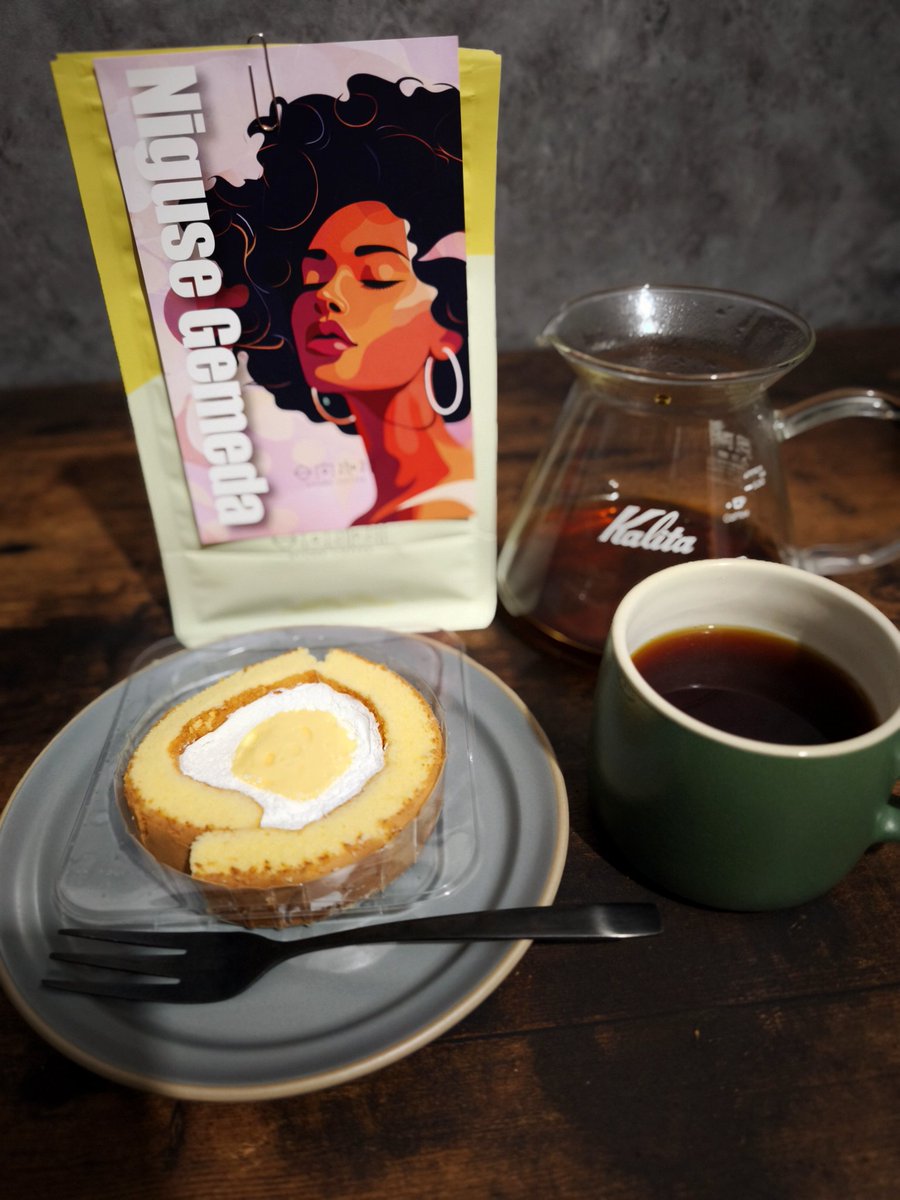 パナ解禁はパナ金の明日するってことで今日は日向さんのニグセをスイーツと🍰☕
抽出ミスった感じするけど🍓🍑のフルーティ系で、なんか久々に🇪🇹飲んでる！って感じ
多分今回の3つのなかで1番好みだな
体調だいぶ戻ってきたきた