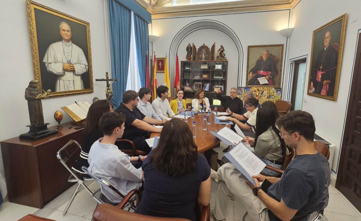 📸 La presidenta de la UCAM, María Dolores García, mantiene una reunión de trabajo con el Consejo de Estudiantes de la Universidad, para preparar los actos con motivo de la visita de la Virgen de la Fuensanta. La patrona de Murcia llegará al Campus de Los Jerónimos la noche del
