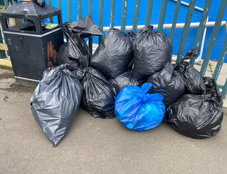 NEPS_Payback's tweet photo. People on Probation have been removing old fencing, clearing cut-down tree branches, emptying bins and litter-picking around the pathways and communal areas at East End Playing Fields in Newcastle. 

Great effort! 

#CommunityPayback #ProbationNorthEast https://t.co/ZUysHSYtm1