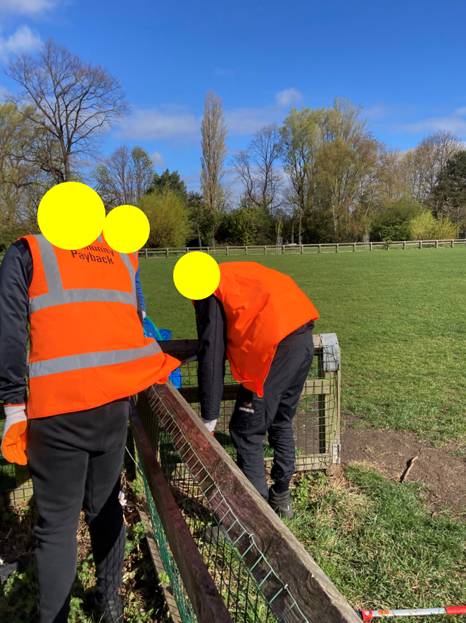 NEPS_Payback's tweet photo. People on Probation have been removing old fencing, clearing cut-down tree branches, emptying bins and litter-picking around the pathways and communal areas at East End Playing Fields in Newcastle. 

Great effort! 

#CommunityPayback #ProbationNorthEast https://t.co/ZUysHSYtm1
