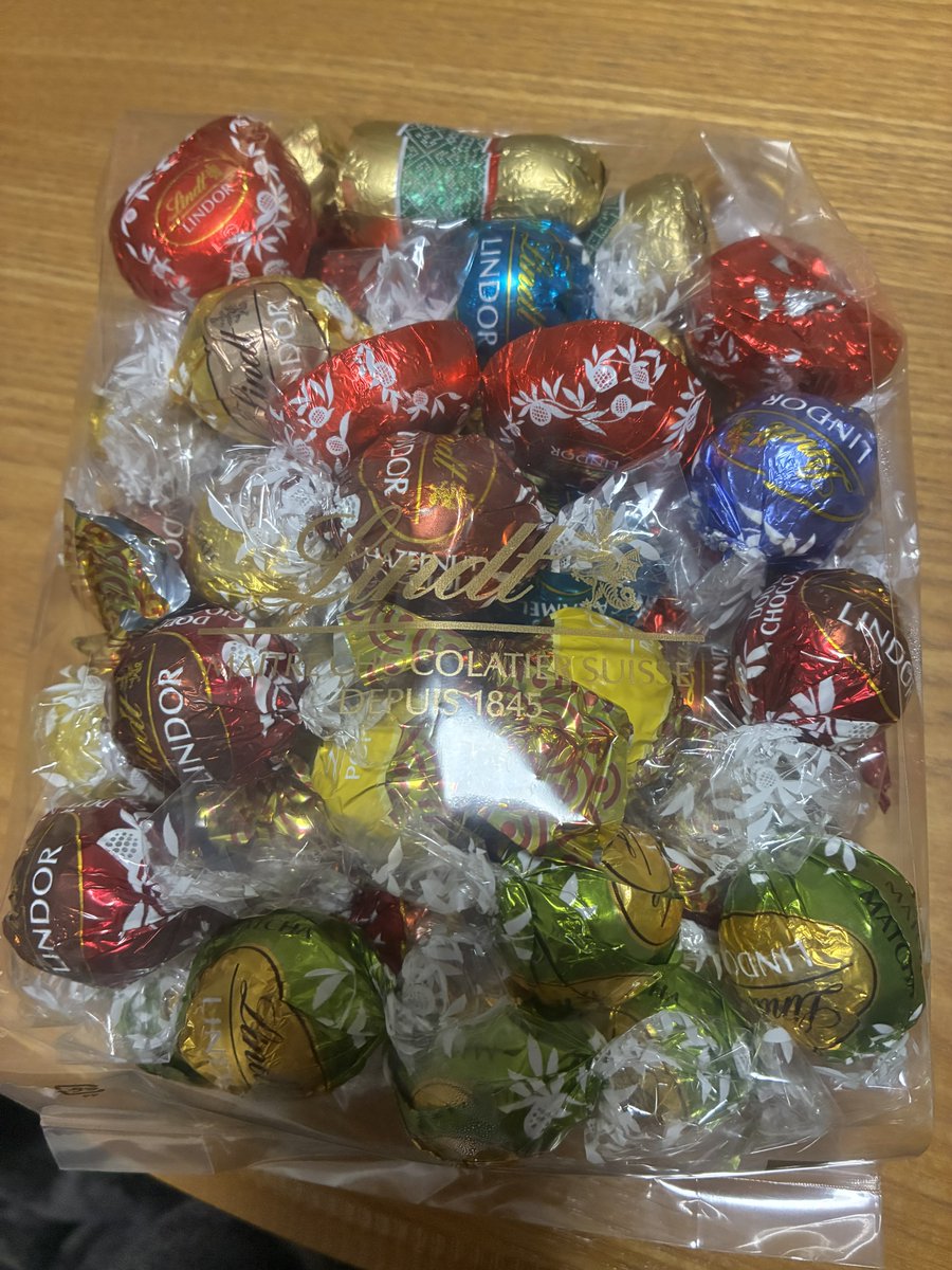リンツテナブルで半額近い金額で買わせてもらったけど見たことないの入ってる！