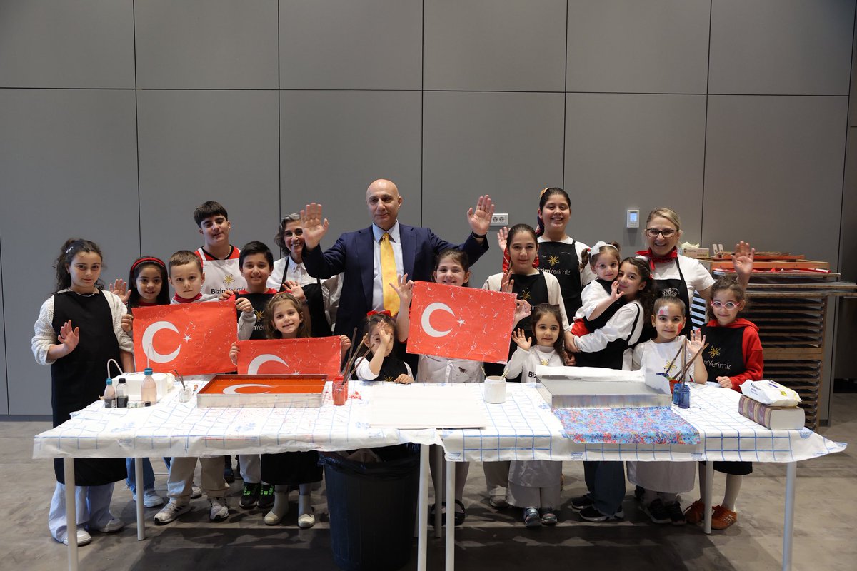 VakifBank's tweet photo. Genel Müdürümüz Sayın Osman Arslan, 23 Nisan’a özel düzenlediğimiz çocuk ebru etkinliğimizi ziyaret ederek, çocuklarımızın bayram coşkusuna ortak oldu. https://t.co/Uj4HyUw4ES