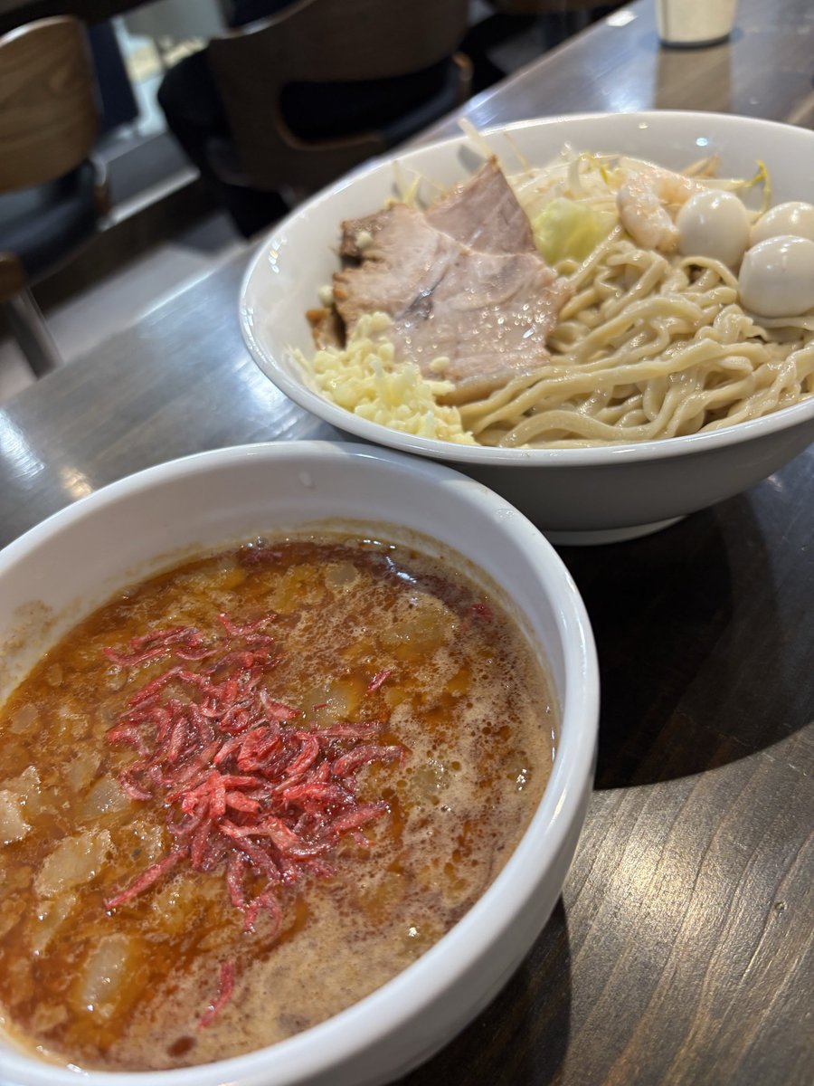 限界を超えろ　津田沼
限定🍜海老つけ麺300g ¥1,300
TP豚１枚¥100 うずら¥100

職場の元同僚O形くんも完食👀✨
ニンニクは必須‼️

意外とあっさり？と思いきや
デロワシ太麺やニンニクをくぐらす度に
甘さやパンチが濃くなっていく
背脂が海老油と合わさり😍
桜海老のアクセントもgood✨