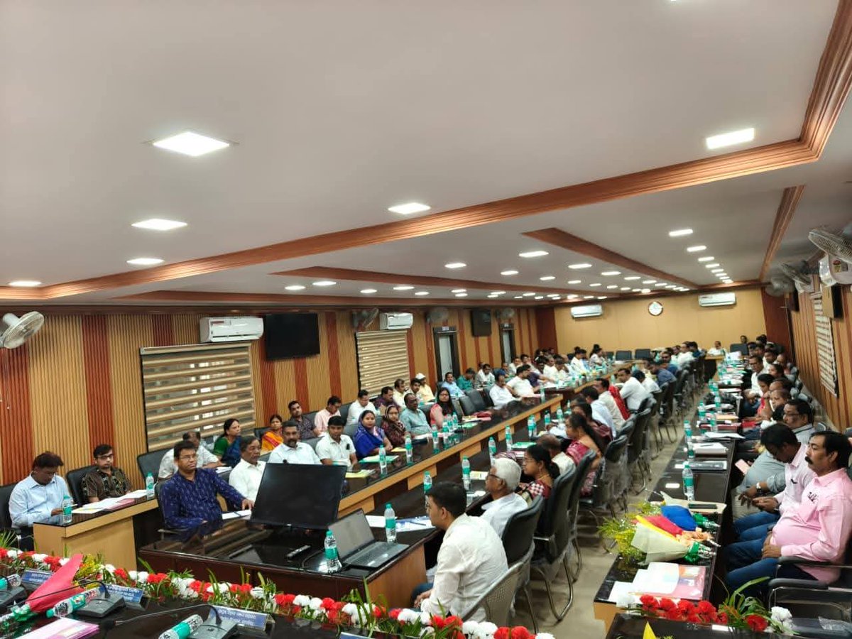 Bhatli_AC's tweet image. ଲୋକାଭିମୁଖୀ ଯୋଜନା ଗୁଡିକ କିପରି ଠିକ ଭାବେ ଜନସାଧାରଣଙ୍କ ପାଇଁ ସହଯୋଗ ହେବ ସେ ବିଷୟରେ ଆଲୋଚନା ହେଲା ll 

#Disha #metting 
#BargarhDistrict 
@pradeeppurohit_
