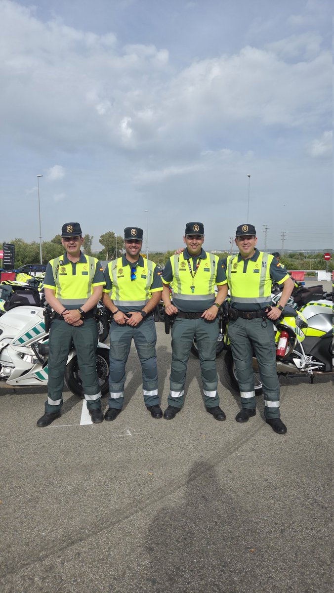 MqGuardiaCivil's tweet image. El rugido de #MotoGP vuelve a encender el Circuito de Jerez–Ángel Nieto 🏁🔥

Historia, velocidad y curvas.

Y mientras tú disfrutas del espectáculo, ellos lo hacen posible:  la Agrupación de Tráfico, siempre al pie del asfalto, velando por la seguridad de todos. 🚔💛

#Jerez