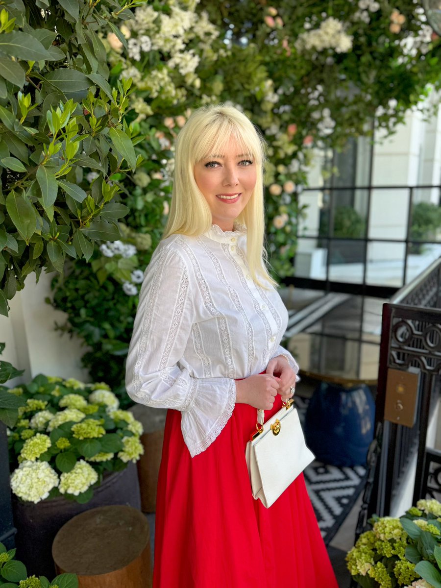 rebeccaluvsthis's tweet image. Happy St George’s Day from a sunny London! Proud to have been made in England 🏴󠁧󠁢󠁥󠁮󠁧󠁿 This flag dressing look was inspired by the #Princess of Wales who always nails symbolic fashion! Outfit details here: liketk.it/68Vi2 #stgeorgesday #england #London #outfitoftheday
