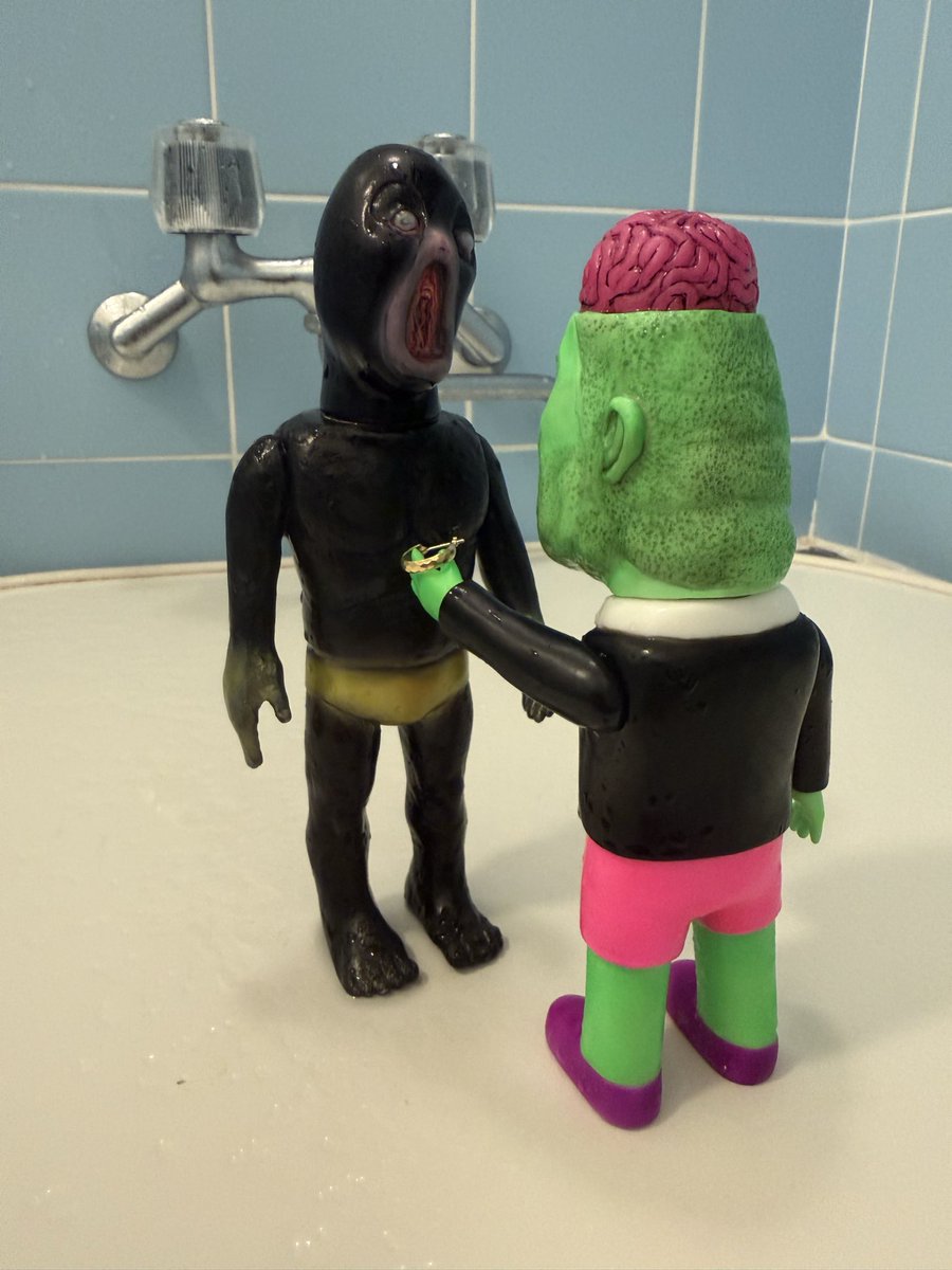 これ落としたよ( ´∀`)σ

あぁ これ純禁のだよ。だってそれ純金でしょ？
俺は更に純度の高い禁だから、違うのよ☺️

#暗黒エンターテイメント 
#風呂とソフビ