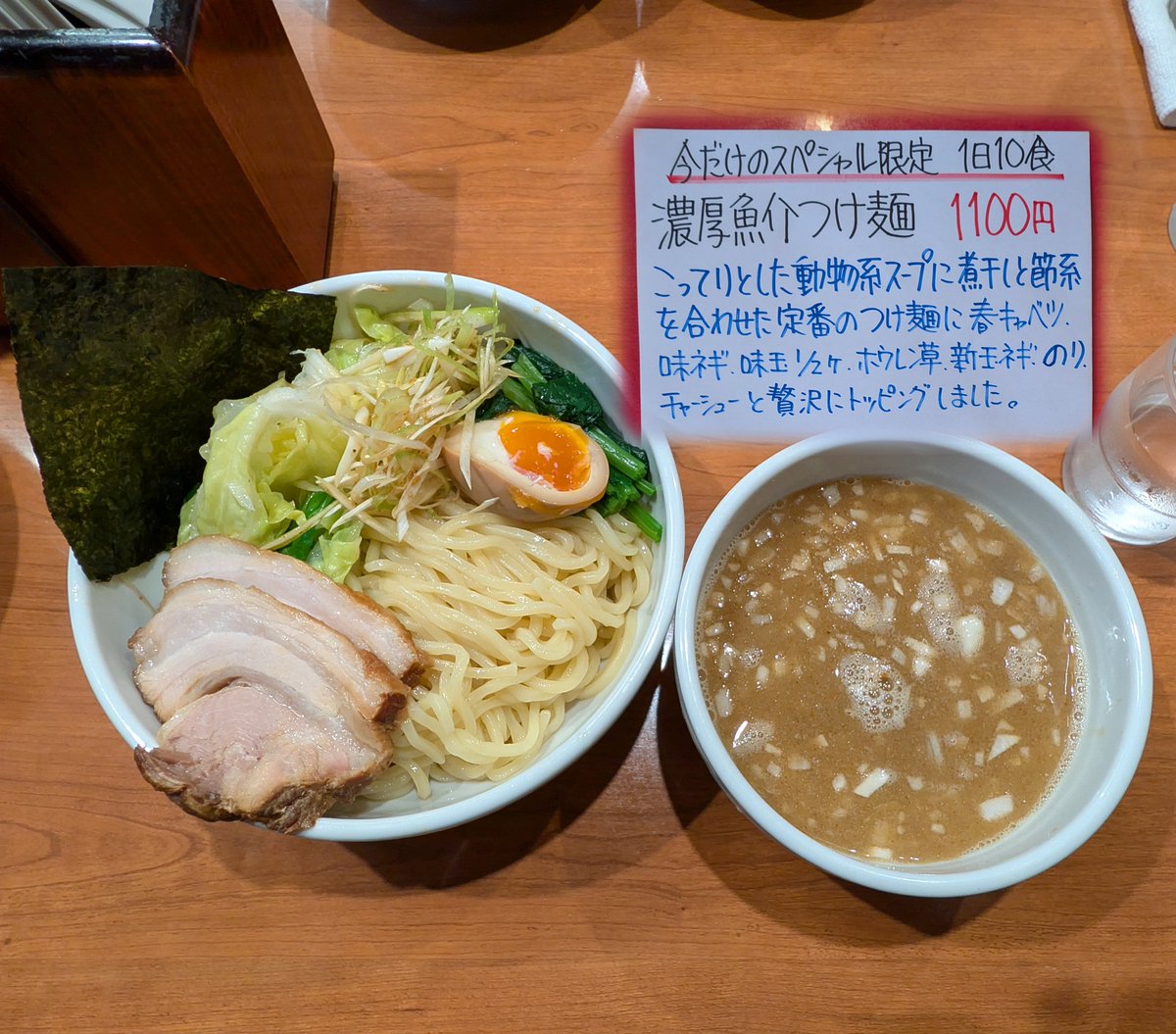 ita_nori8's tweet image. 【中華処　宮】
『濃厚魚介つけ麺』

春キャベツ、味付けネギ、分厚いチャーシューなどなど、とにかく豪華具材
そこに、濃厚でピリッと塩味のつけ汁に極太麺をズルズルと、、あぁ最高
youtu.be/f5lmjr-uKEI
#宮 #魚介つけ麺 #濃厚つけ麺