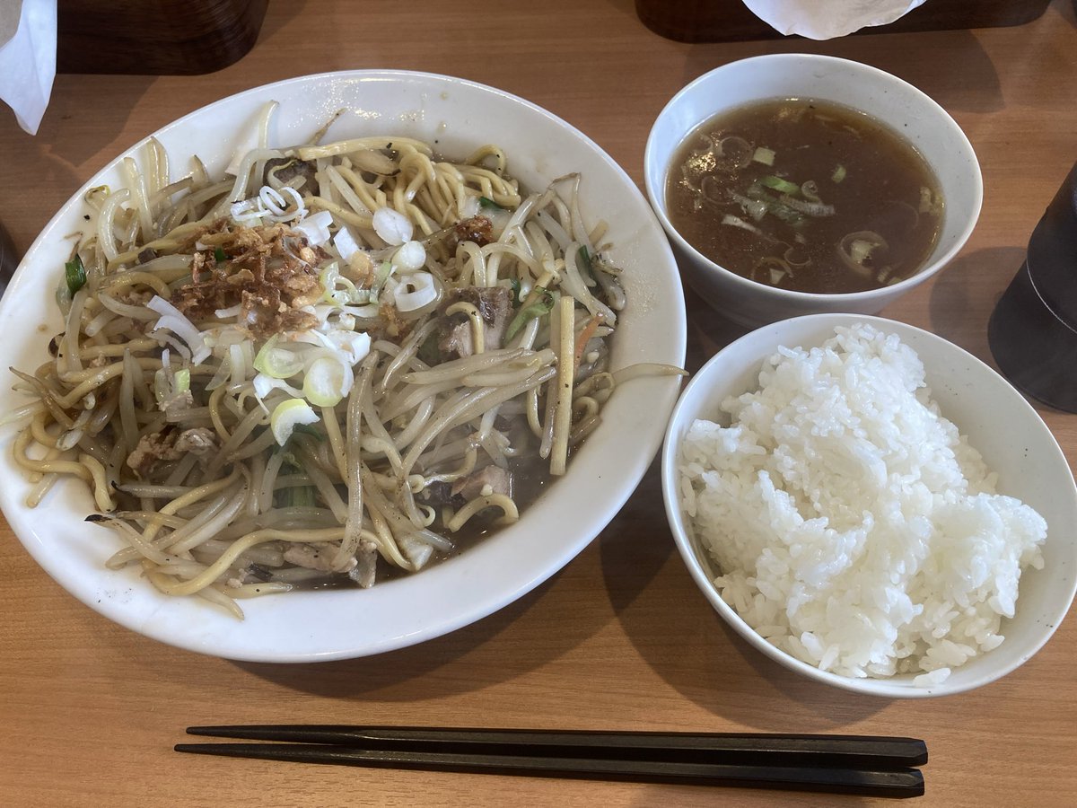 oyuwary's tweet photo. 塩焼きそば。ついに食べた。最高。

かみ山さんのラーメンには絶対ご飯。野菜が旨すぎる。ご飯を頼まなきゃご飯がかわいそう😢
野菜炒め定食がメニューにあったら絶対頼む。作り方教えて欲しい。

 #yokohama中華そばかみ山 https://t.co/eMJS5MiBrm