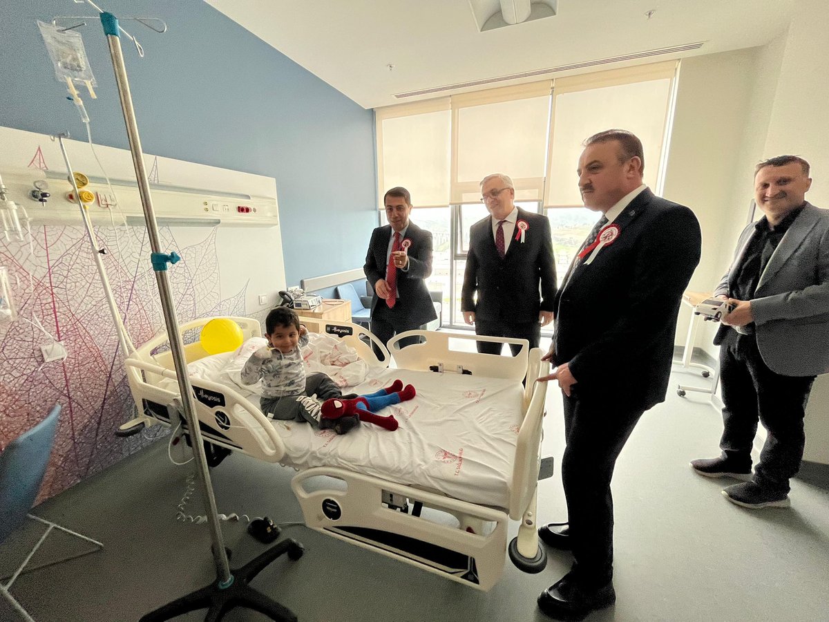 kocaelisaglikmd's tweet photo. Kocaeli Vali Yardımcımız Olgun Öner, İl Sağlık Müdürümüz Op. Dr. Yüksel Pehlevan ve Kocaeli İl Milli Eğitim Müdürü Emrullah Aydın, 23 Nisan Ulusal Egemenlik ve Çocuk Bayramı kapsamında Kocaeli Şehir Hastanesi’nde tedavi gören çocuk hastaları ziyaret etti. https://t.co/jeFRMmgjez