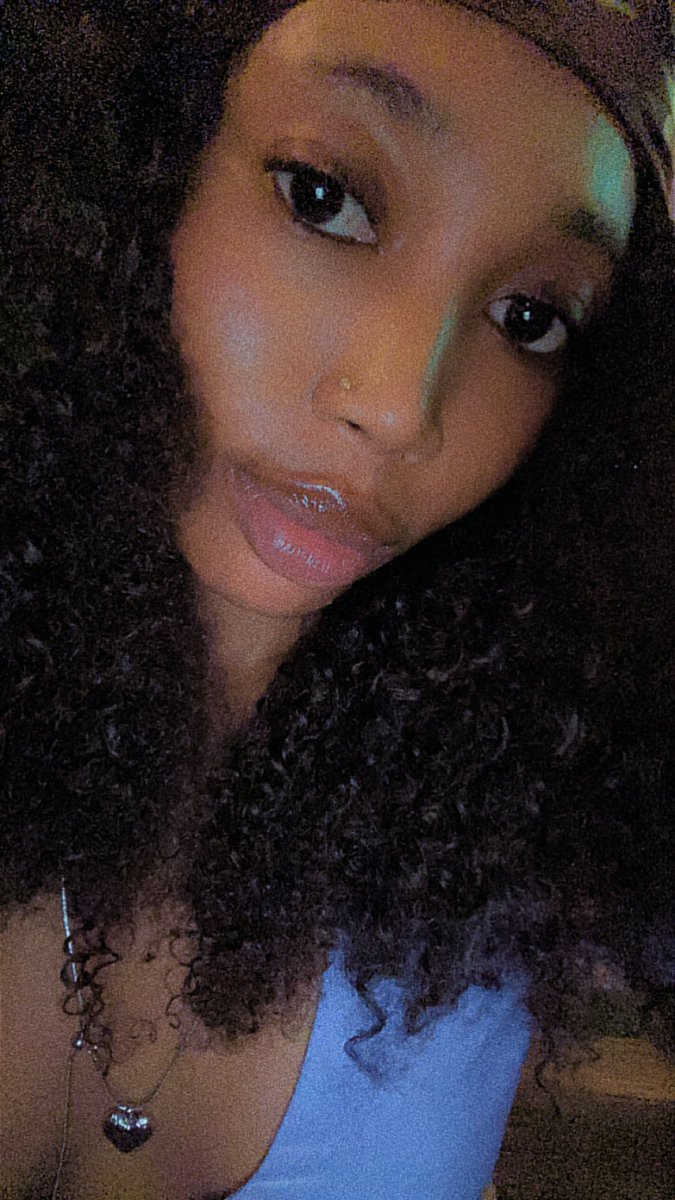 Ade::Your media girl tweet media