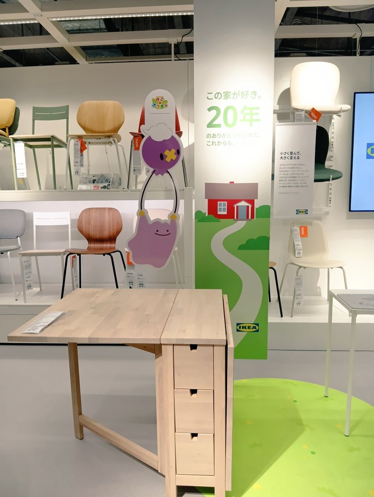 korintou2's tweet image. IKEA×ぽこポケ、あみぐるみメタモンちゃん連れて行ってきた✨店舗とぽこポケの優しい雰囲気がマッチしてて凄く幸せな気持ちになりながら周りました。ガトーショコラがモチモチしてて美味しかった🍰🥄

IKEA会員のステッカーはフワンテメタモンだったよ！
 #ぽこポケ  #ぽこあポケモン  #IKEA