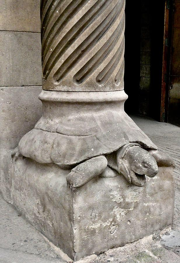 UnamunoAgain's tweet photo. Una tortuga sostiene el pilar del mundo en la basílica de la Sagrada Familia en Barcelona, ​​España. https://t.co/knlJBfoosb