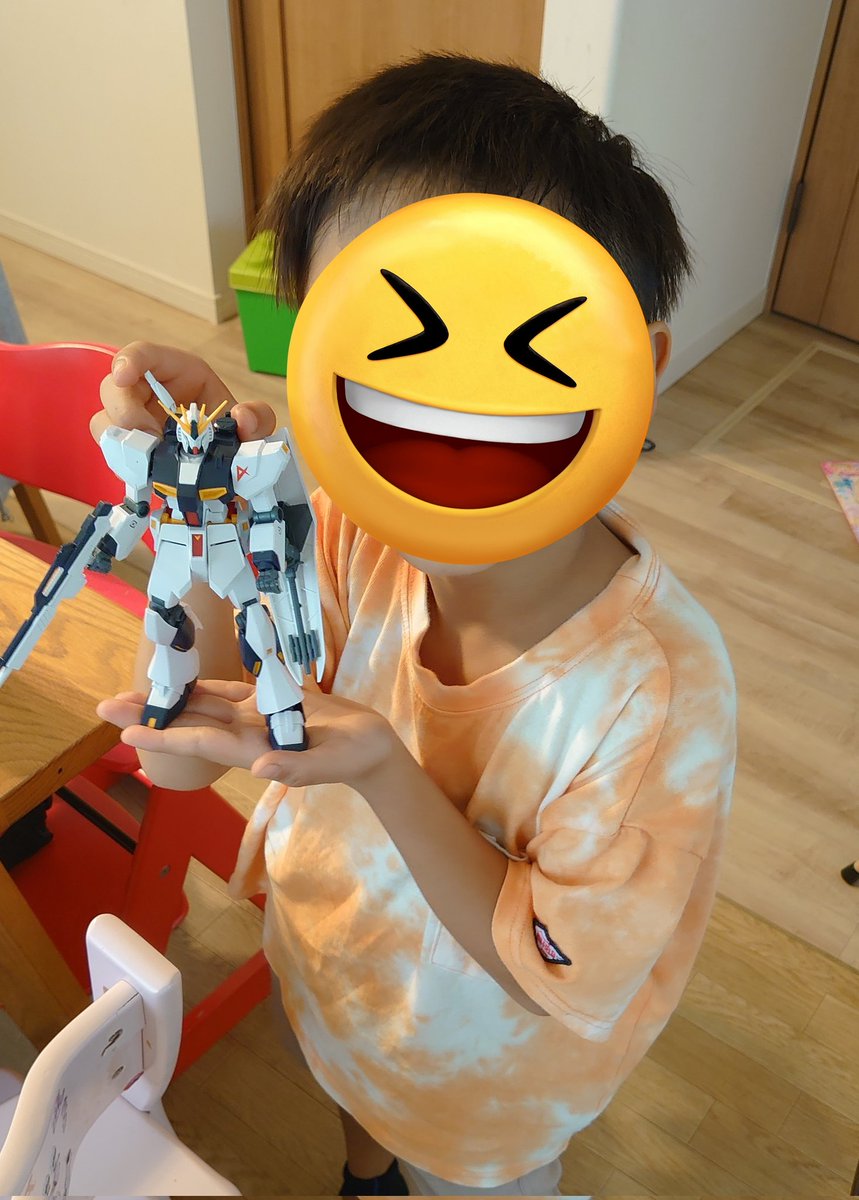 lamasan00's tweet photo. ガンプラを楽しく作っていた息子が…ピアノにとられてしまった… https://t.co/T0wTTdoPAG